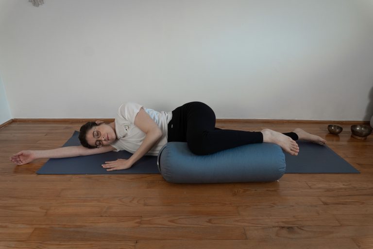 Yin Yoga Pose mit Kissen zur Unterstützung in der Schwangerschaft und für Anfänger