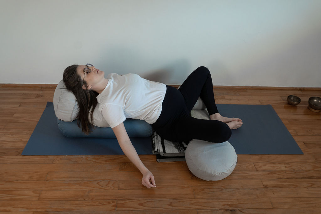 Der liegende Schmetterling als geeignete Asana im Schwangerschaftsyoga
